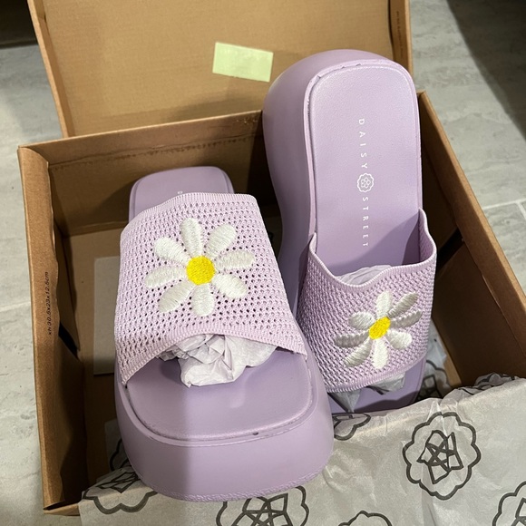 Daisy Lavender Slide Sandals Size 6 - Picture 2 of 5